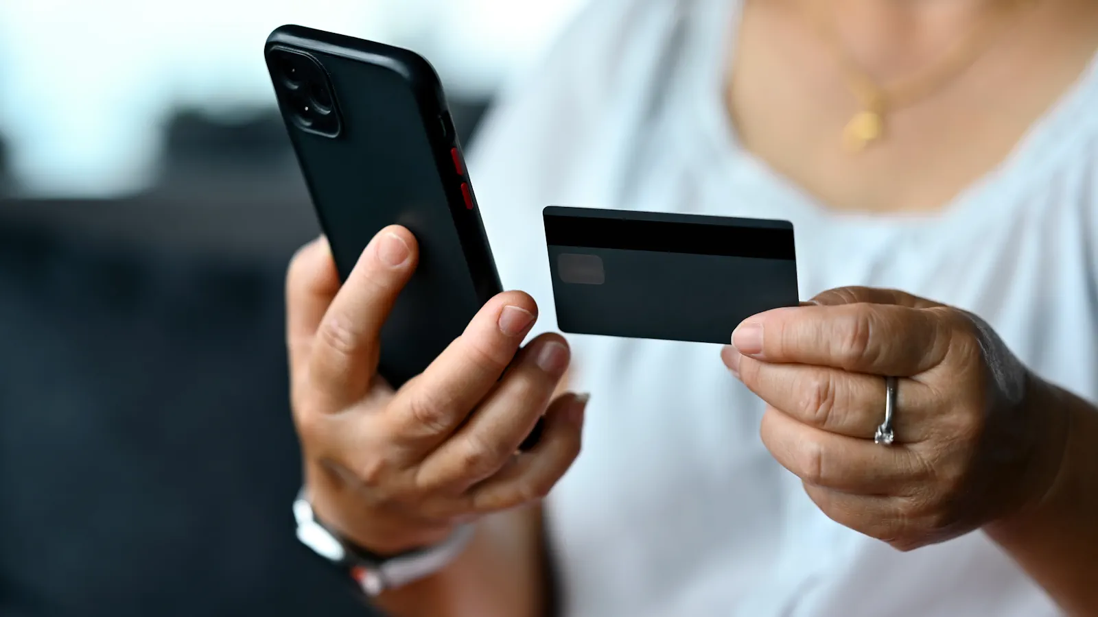 Dostała telefon i oddała „zablokowaną” kartę. W kilka godzin z konta zniknęło niemal 200 tys. zł. Rzecznik Finansowy ostrzega