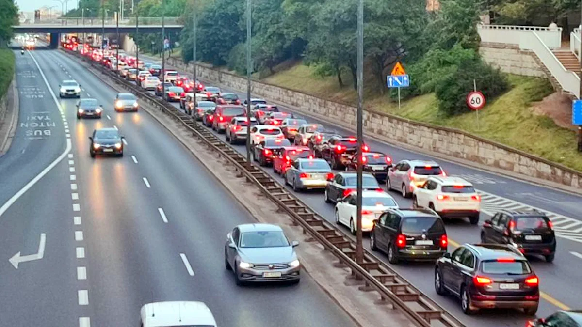 Rząd opisał zasady ewakuacji. Czy możesz odmówić albo pojechać własnym samochodem?