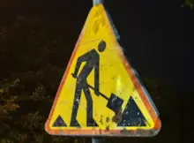 Znak drogowy oznaczający remonty.