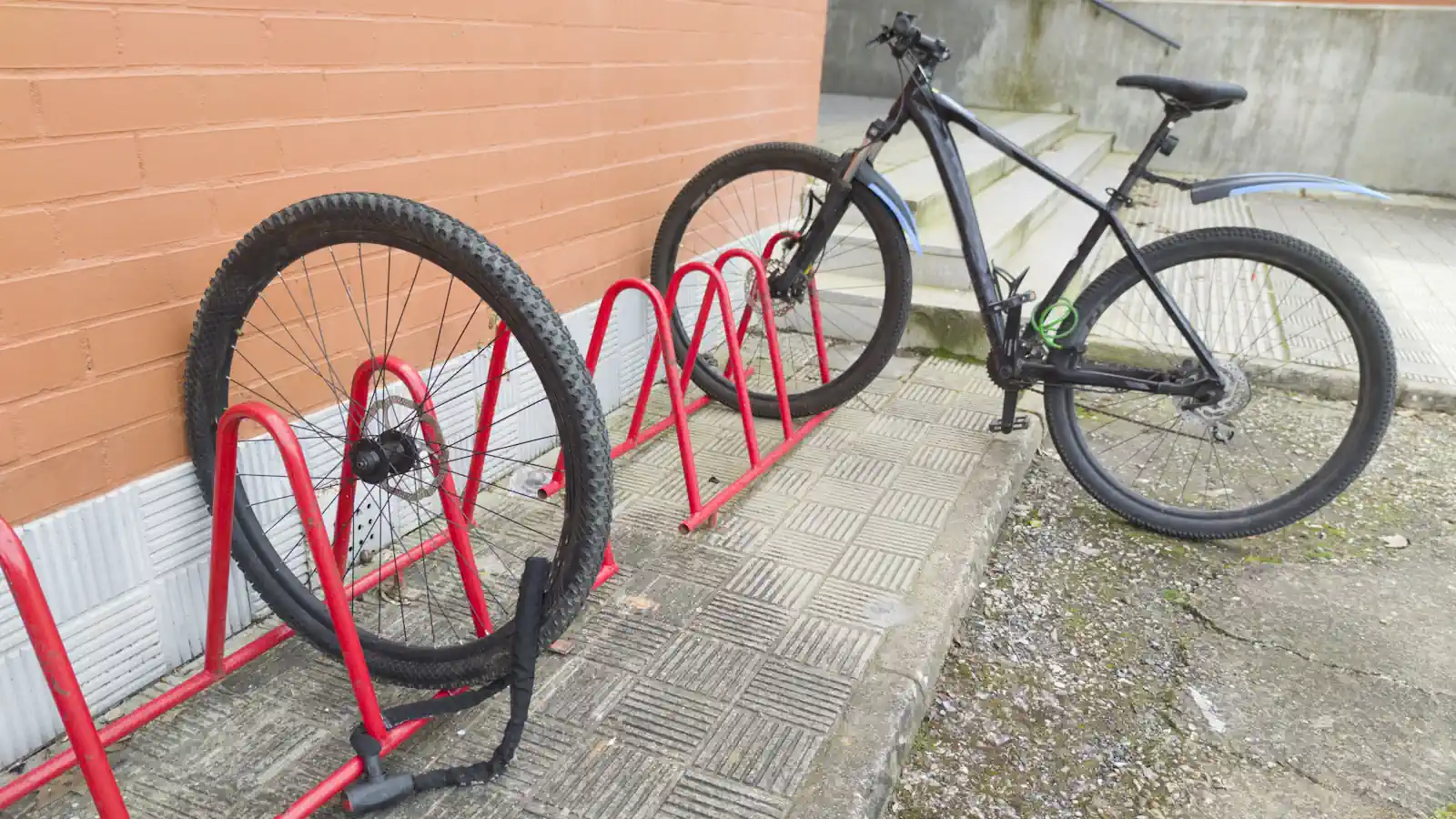 Plaga kradzieży rowerów i hulajnóg w całej Warszawie. Sprawdzamy, gdzie znikają najczęściej
