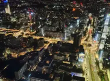 Warszawa nocą. Zdjęcie wykonane z tarasu widokowego Varso.