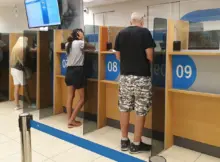 Kolejka w urzędzie. Petenci załatwiają swoje sprawy.