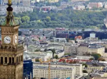 Panorama Warszawy. W oddali prawa strona miasta, na pierwszym planie Pałac Kultury Nauki.