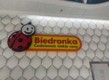szyld i logo sklepu Biedronka