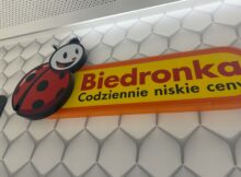 szyld i logo sklepu Biedronka