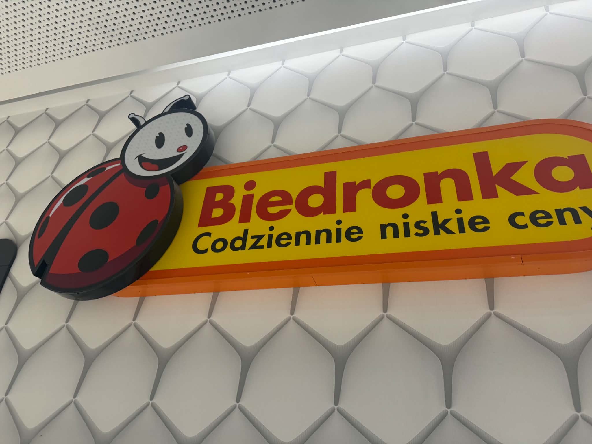 Kolejki do kas w Biedronce. Gigantyczna promocja właśnie ruszyła. Drugi produkt za 1 zł, 1+1 gratis i ceny niższe o połowę