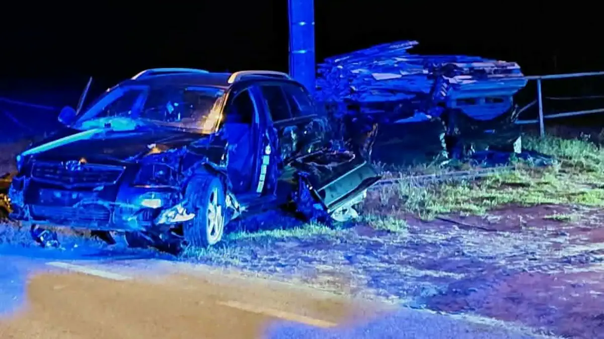 Tragiczny wypadek pod Wołominem. Toyota uderzyła w ogrodzenie. Pasażerka nie żyje, kierowca uciekł