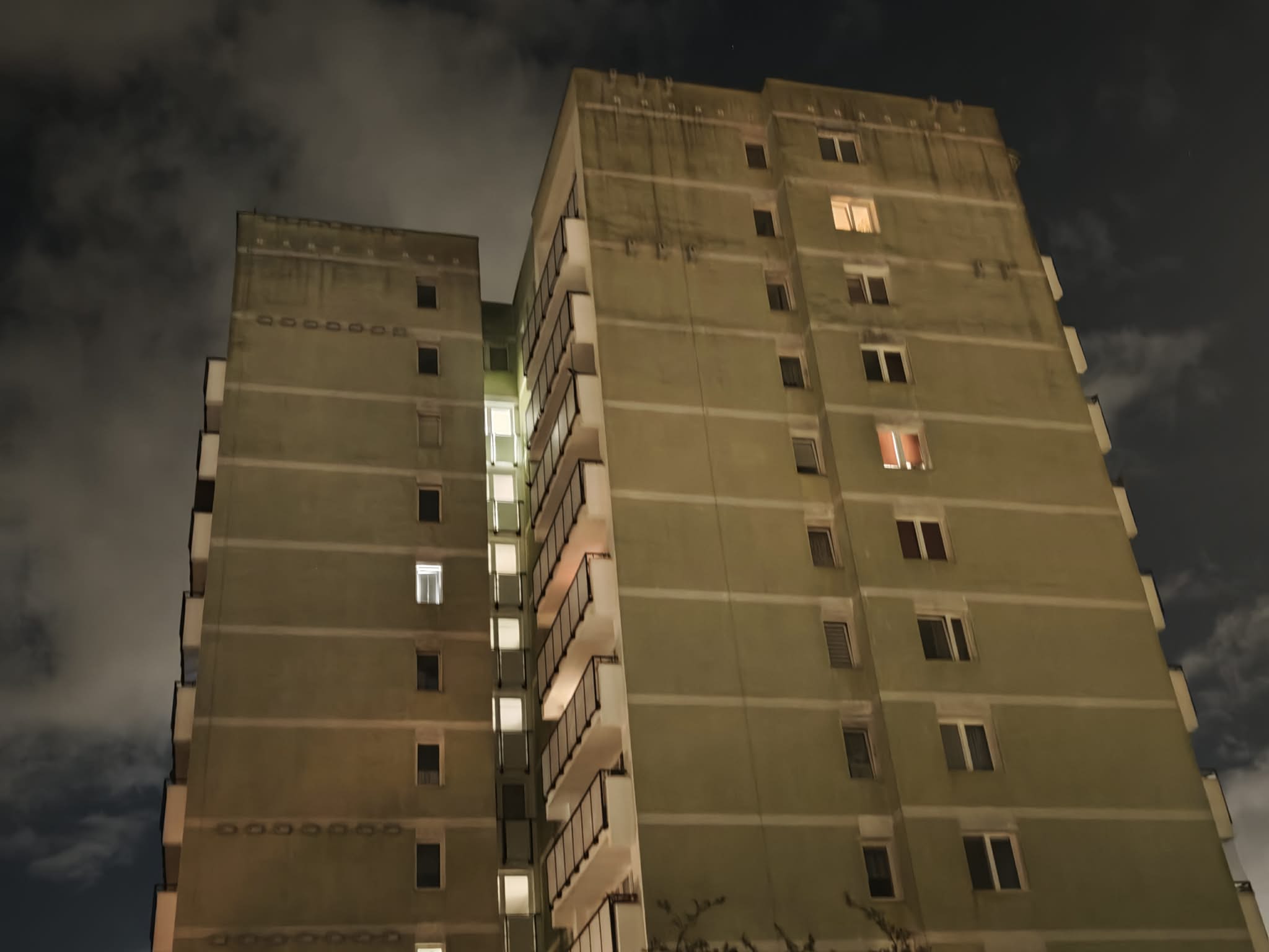 W mieszkaniu gaśnie prąd, a w lodówce są leki. Rząd wskazuje, czego nie wolno wtedy robić
