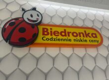 szyld i logo sklepu Biedronka