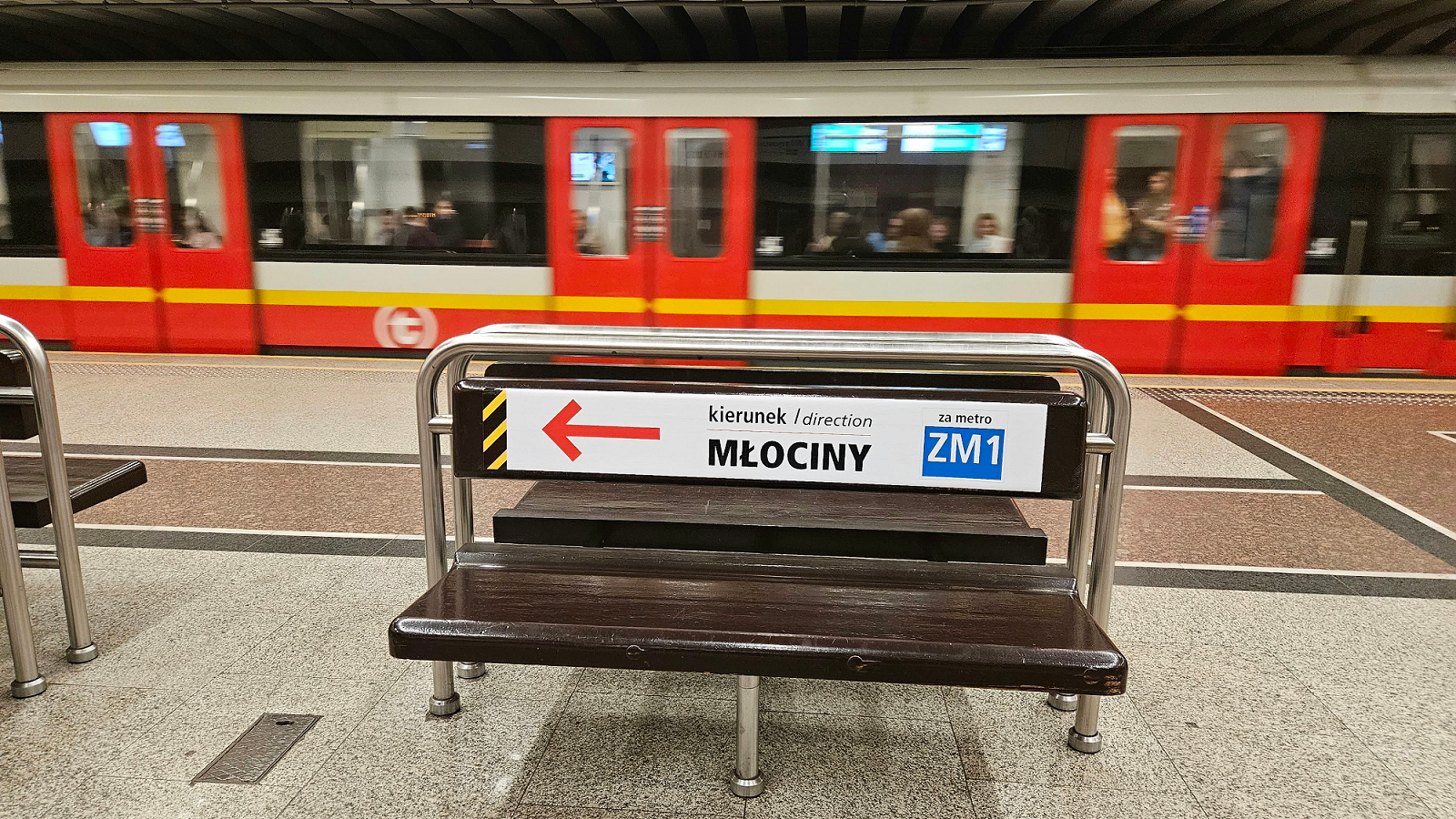 W warszawskim metrze pojawiły się nowe oznaczenia. Pasażerowie powinni wiedzieć, dokąd prowadzą