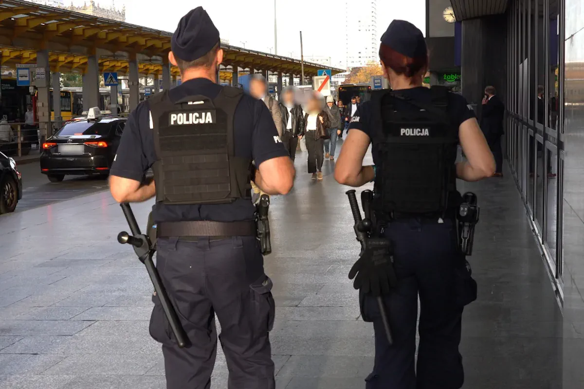 Gigantyczna akcja policji w Warszawie. 443 osoby wylegitymowane, 51 mandatów i 6 zatrzymanych