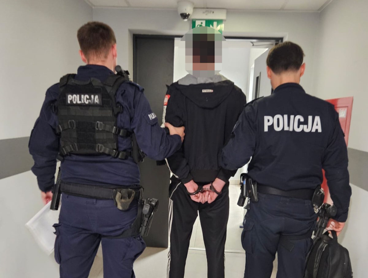 Groził 15-latkowi i żądał pieniędzy. Nastolatek był przerażony. Policjanci zatrzymali 17-latka