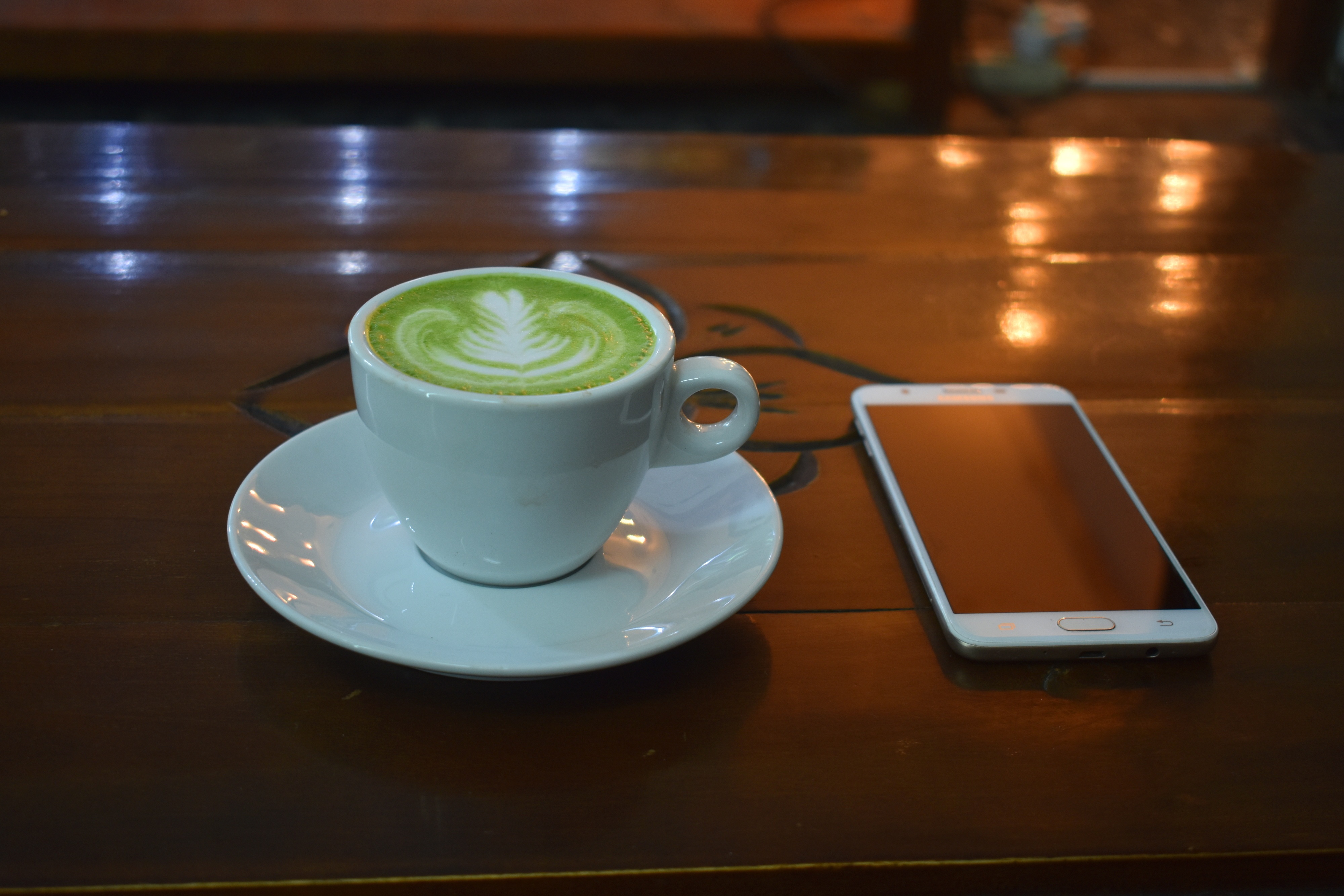 Matcha po warszawsku. Ten orzeźwiający napój podbił kawiarnie specialty