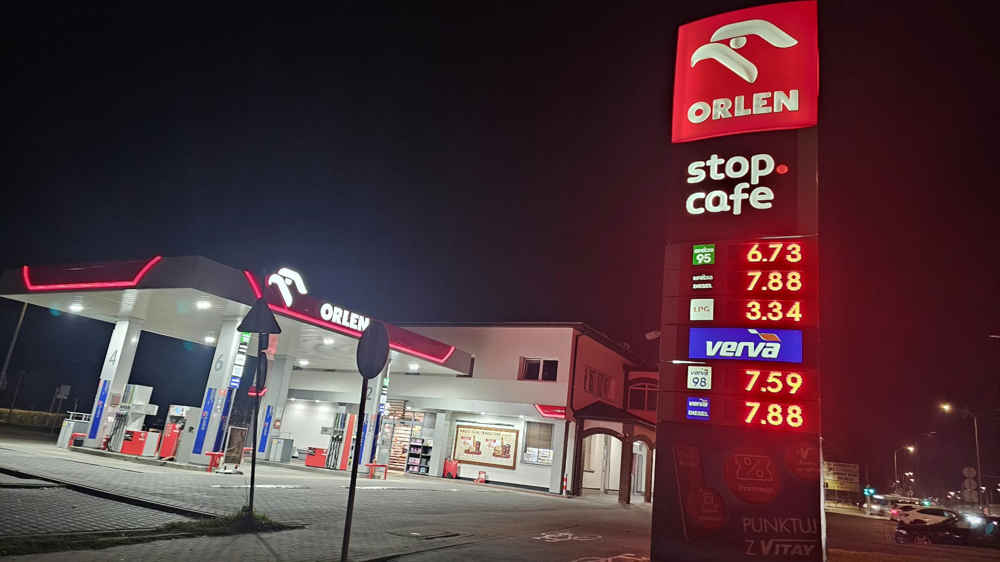 Ceny paliw runęły. Benzyna 95 już od 6,68 zł, diesel od 7,80 zł. Na części stacji premium bez dopłaty