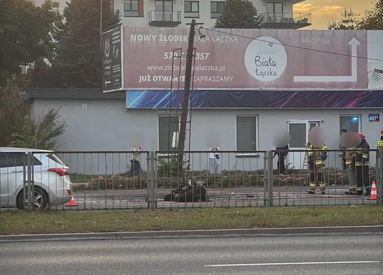 Zderzenie samochodu z motocyklem. Na miejscu Straż. Policja i karetka
