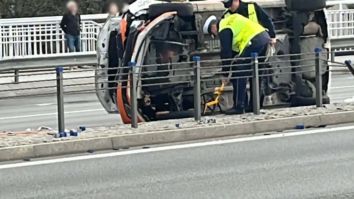 Dachowanie na Trasie Łazienkowskiej. Ogromny korek w kierunku Pragi