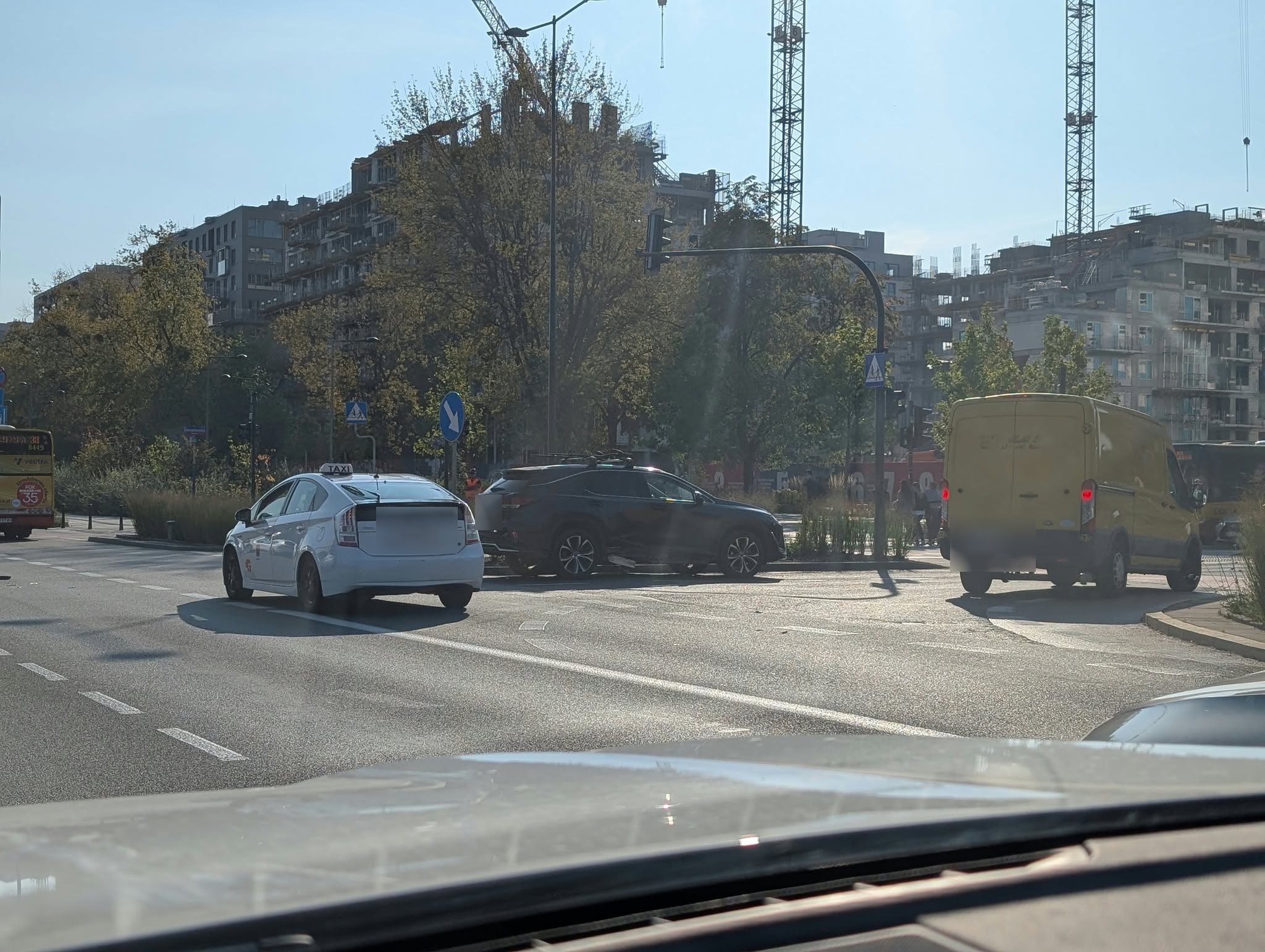 Wypadek na Wołoskiej. Zderzyły się dwa samochody, na miejscu pogotowie