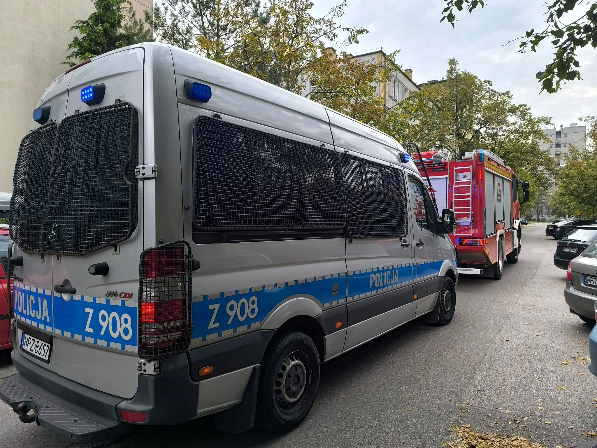 Duża akcja służb pod Warszawą. Policja, straż pożarna i karetki na miejscu