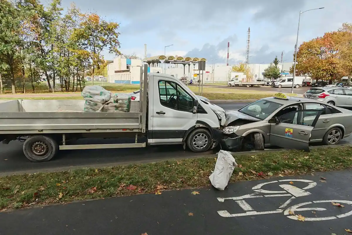 Taksówkarz stracił przytomność za kierownicą. Czołowe zderzenie na Mazowszu, 2 osoby w szpitalu