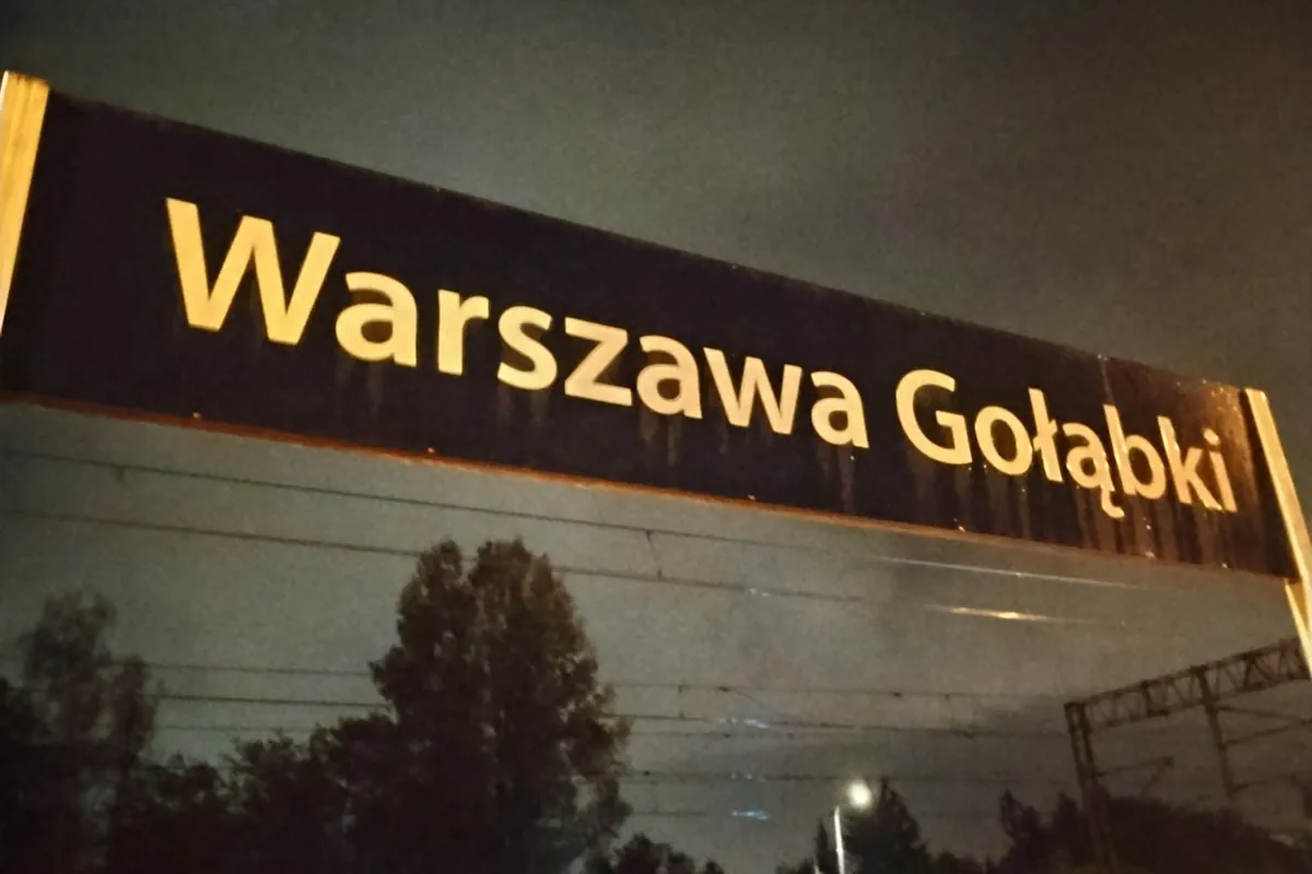 Wypadek przy stacji Warszawa Gołąbki. Ratownicy prowadzą resuscytację, utrudnienia w kursowaniu SKM i KM