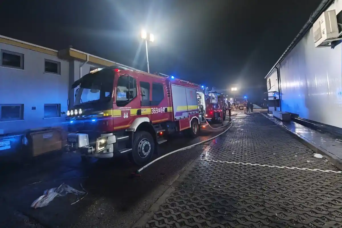 Nocny pożar hali na Mazowszu. Na miejscu były liczne siły i środki