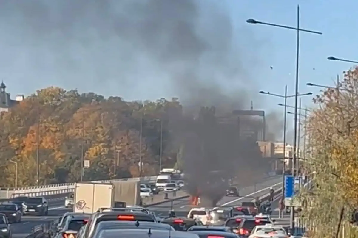 Pożar samochodu na Trasie Łazienkowskiej. Auto całe w płomieniach, duże utrudnienia w ruchu