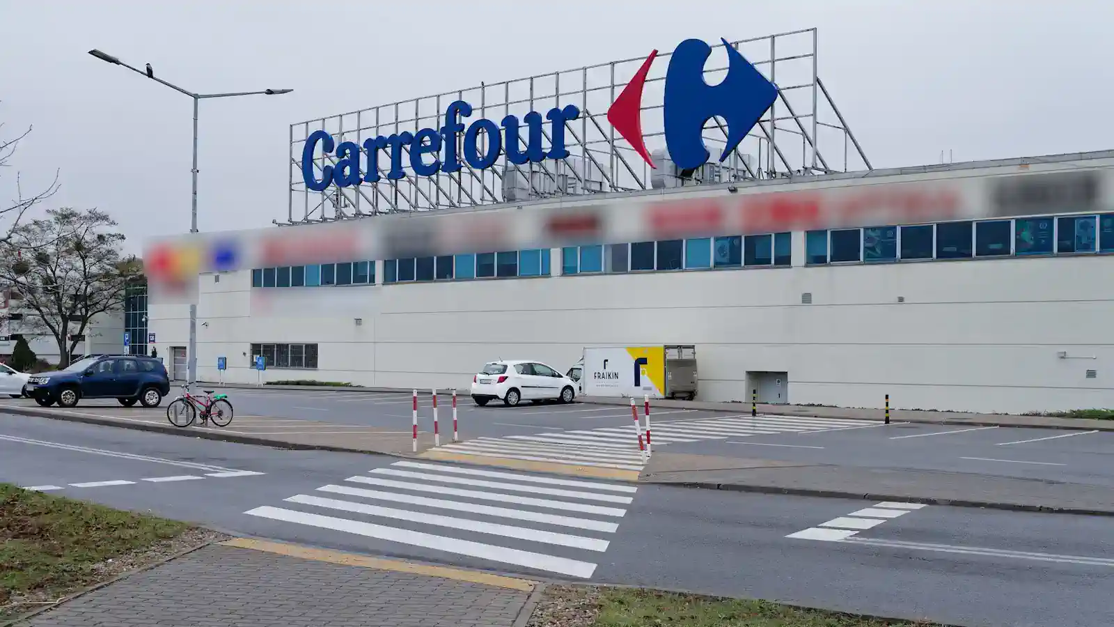 Carrefour ogłosił zwolnienia grupowe. Pracę straci choćby 210 osób. Na liście sklep w Warszawie