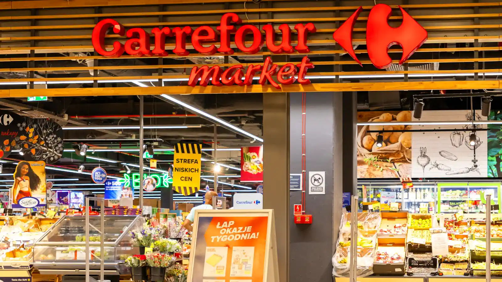 Będą kolejki do kas, bo warto zrobić zapasy na święta. Carrefour Market sprzedaje karton po 1,79 zł