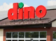 Szyld Dino na jednym ze sklepów sieci,