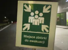Znak oznaczający miejsce zbiórki w razie ewakuacji.