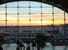 Duże Europejskie lotnisko. Terminal z widokiem na płytę.