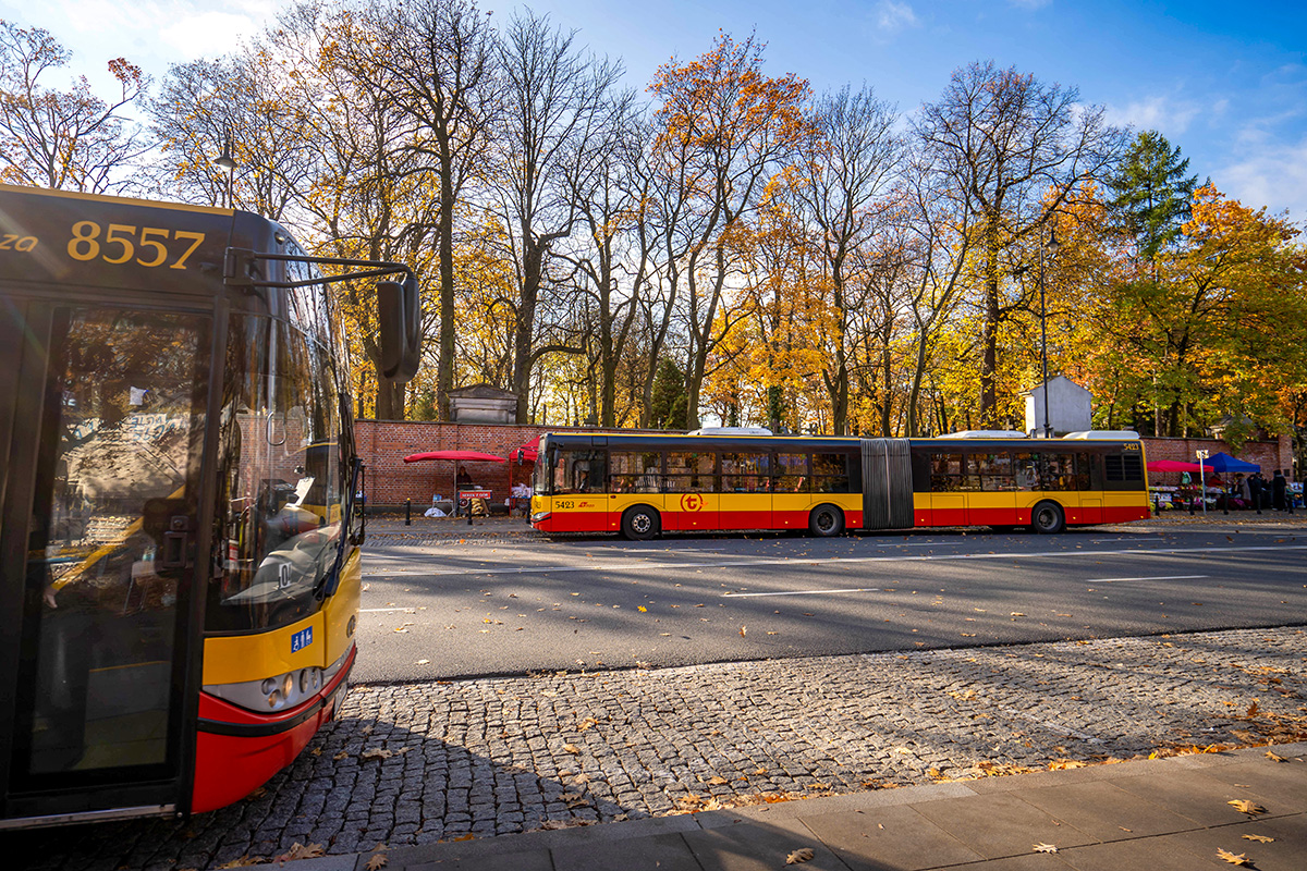 Warszawa szykuje specjalne oznaczenia na Wszystkich Świętych. Każdy cmentarz ma swój kolor. Sprawdź, zanim wyruszysz