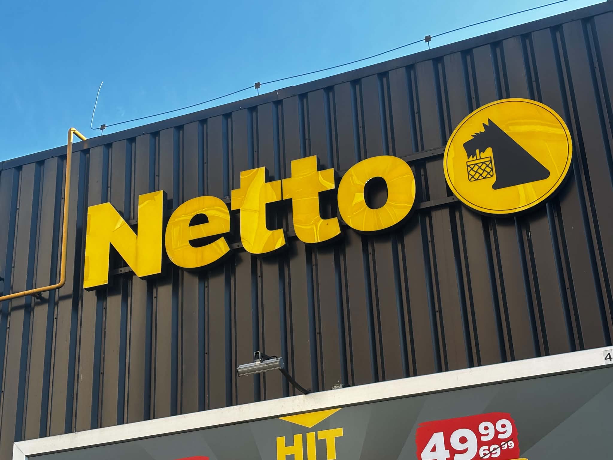 Netto odpala 1+1 gratis na popularne produkty. Jaja po 4,99 zł za opakowanie, Lenor też gratis