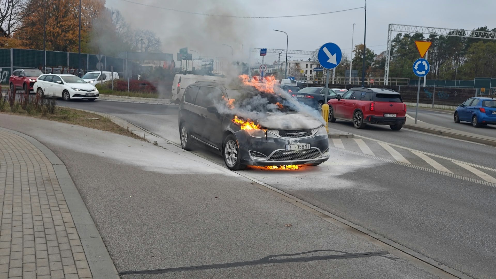 Gigantyczny pożar samochodu na ulicy Patriotów w Wawrze! Auto doszczętnie spłonęło, ogromne korki