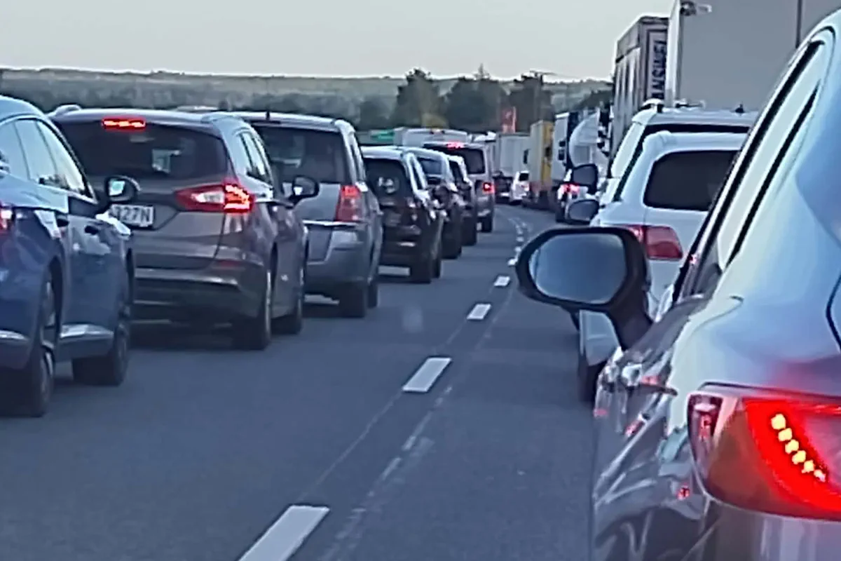 Poważna kolizja na S7. Funkcjonariusze zabezpieczają miejsce zdarzenia.
