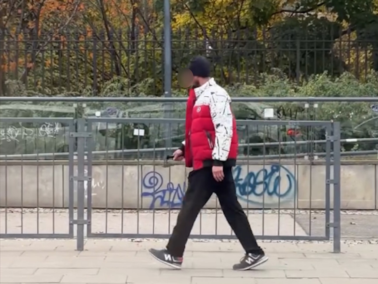 Mężczyzna z siekierą miał chodzić po centrum Warszawy. Deynn i Daniel Majewski zaalarmowali policję