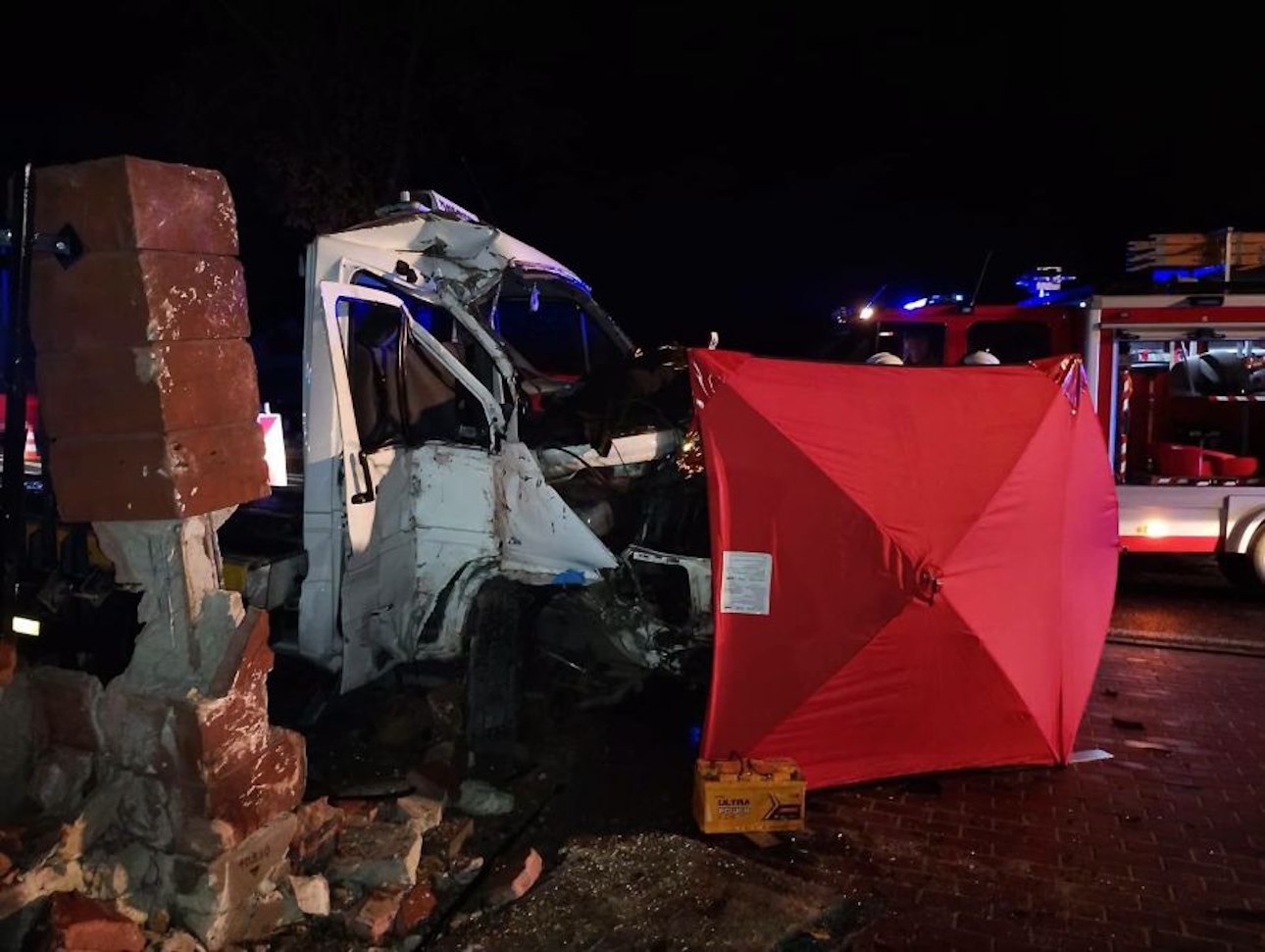 Tragiczny wypadek na Mazowszu! Laweta z ogromną siłą uderzyła w ogrodzenie cmentarza. 42-latek nie żyje